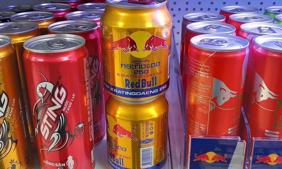 foto padělků energetických nápojů Red Bull v regálu na provozovně 